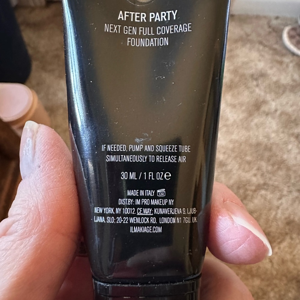 IL MAKIAGE After Party Foundation in Black Tube